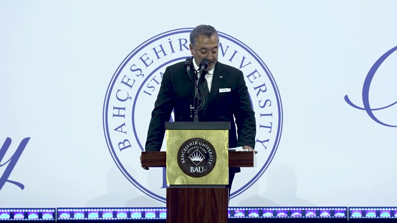 Saygın Şenel, BAU 2026 mezuniyet töreninde konuşurken
